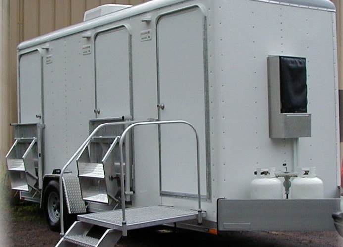 3 Head Royal Bath LUXURY RESTROOM TRAILERS